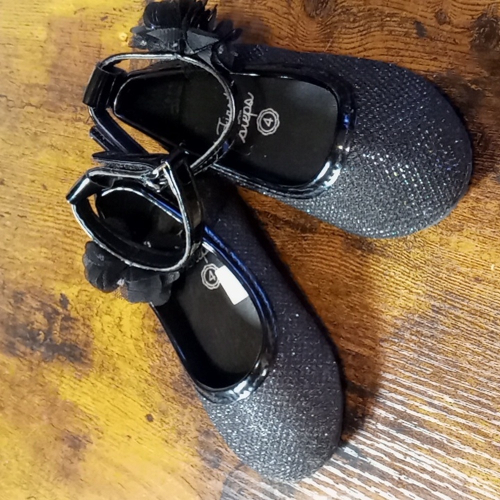 NWOT Girls First Steps Black Sparkly Flower On Velcro closure Sz 4 Shoes